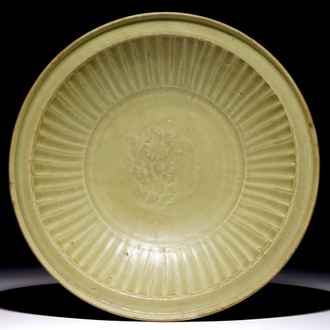 Een geribde Chinese Longquan celadon schotel, Ming