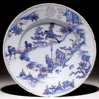 Een grote Delftse chinoiserie schotel in blauw, wit en mangaan, 17e eeuw