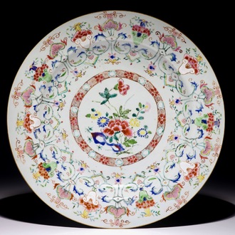 Een grote Chinese famille rose schotel met centraal bloemenmedaillon, Yongzheng/Qianlong