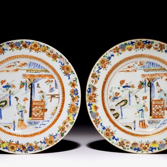 Een paar Chinese verte-imari borden met dames op een terras, Yongzheng