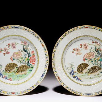 Een paar Chinese famille rose borden met kwartels, Yongzheng