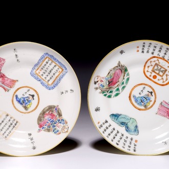 Een paar Chinese famille rose "Wu Shuang Pu" schoteltjes, 19e eeuw