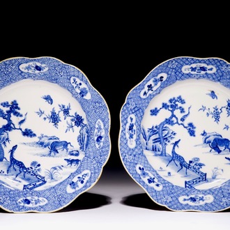 Een paar blauw-witte Chinese borden met dieren in een tuin, Qianlong