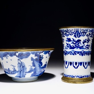 Een blauw-witte Chinese kom en bekervaas met bronsmontuur, Kangxi