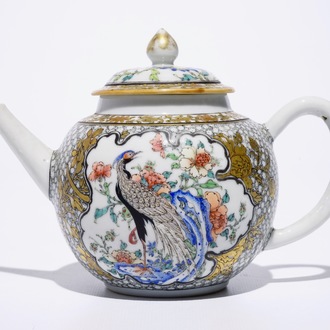 Een fijne Chinese famille rose en grisaille theepot met een fazant, Yongzheng