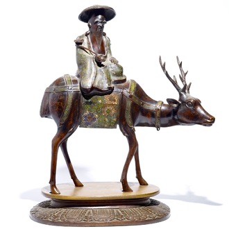 Een groot Chinees model van Shou Lao op een hert in brons en cloisonné op houten sokkel, 19/20e eeuw