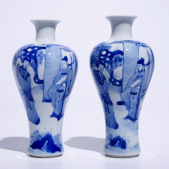 Een paar Chinese blauw-witte meiping vazen met figuren in Kangxi-stijl, 19/20e eeuw