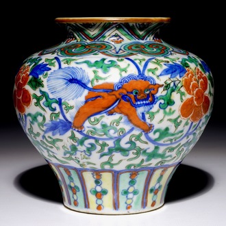 Een Chinese balustervormige wucai vaas met tempelleeuwen, 19e eeuw