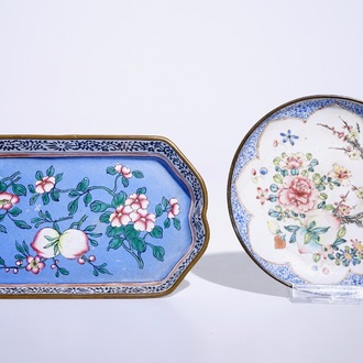 Een Chinees Canton emaille floraal schoteltje, Yongzheng en een rechthoekig schoteltje, 19e eeuw