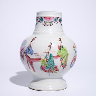 Een Chinese famille rose bolvaas met lange lijzen en spelende zotjes, Yongzheng