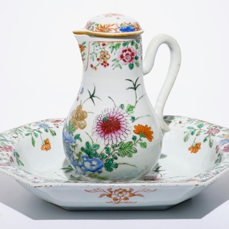 Une aiguière couverte et son bassin en porcelaine de Chine famille rose, Qianlong