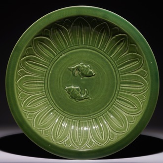 Een grote Chinese donkere celadon schotel met "Twin fish" decor, 20e eeuw