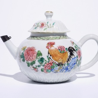 Een Chinese famille rose theepot met hanen, Yongzheng