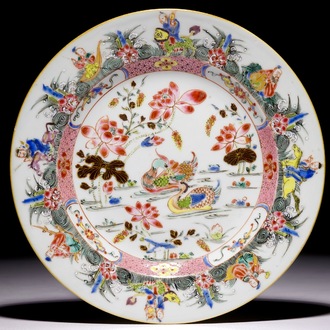 Een Chinees famille rose bord met mandarijneenden en onsterfelijken, Yongzheng