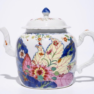 Een Chinese famille rose theepot met decor van tabaksbladeren, Qianlong