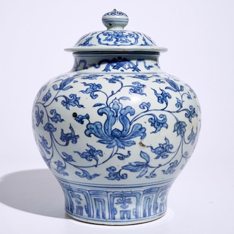 Een Chinese blauw-witte dekselvaas met pioenslingers, Ming, Wanli