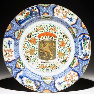 Een grote Chinese verte-imari schotel met het wapen van Brabandt, Kangxi/Yongzheng