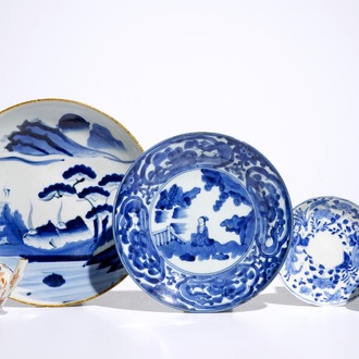 Een theepot, twee borden en een kop met schotel in Japans Arita en Imari porselein, 17/18e eeuw