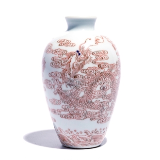 Un vase en porcelaine de Chine aux dragons parmi nuages, 19/20ème
