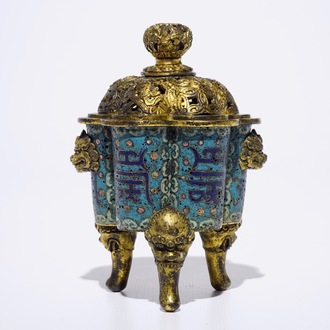 Een Chinese wierookbrander in cloisonné en verguld brons, Qianlong merk, 18/19e eeuw