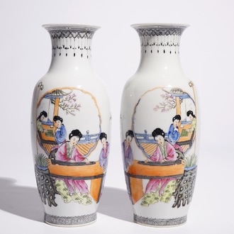 Een paar Chinese famille rose vazen met musicerende en spelende dames, Republiek, 20e eeuw