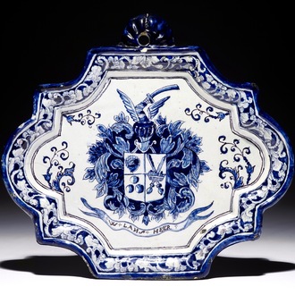 Een blauw-witte Delftse plaquette met wapenschild en tekstband "W. Lansheer", 1e helft 18e eeuw