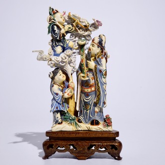 Een polychrome Chinese ivoren groep van een onsterfelijke met kinderen, begin 20e eeuw