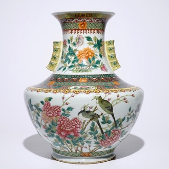 Een grote Chinese famille rose hu vaas met vogels op bloemen, Qianlong merk, 19e eeuw