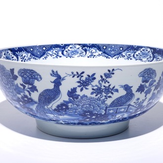 Een grote blauw-witte Chinese kom met vogels tussen bloeiende bloemen, Qianlong