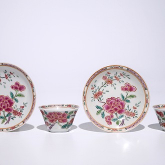 Een paar Chinese famille rose koppen en schotels, Yongzheng/Qianlong