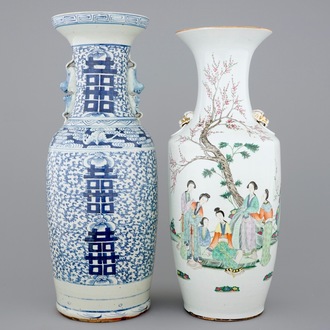 Een grote Chinese famille rose vaas en een blauw-witte vaas, 19/20e eeuw