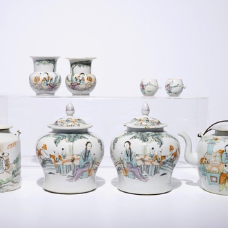 Een collectie Chinese qianjiang cai en famille rose vazen, theepotten en koppen, 19/20e eeuw