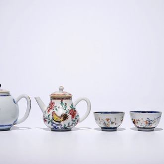 Een Chinese famille verte theepot met 3 kopjes, Kangxi en een famille rose theepot met hanen, Yongzheng