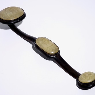 Een grote Chinese hardhouten ruyi scepter met gegraveerde jade ingelegd, 20e eeuw