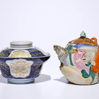 Een blauw-witte en vergulde Japanse Arita dekselkom, Edo, 17e eeuw en een Banko biscuit theepot, Meiji, 19e eeuw