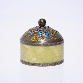 Een Chinees dekseldoosje in jade en geëmailleerd zilver, ca. 1900