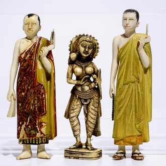 Een Indisch ivoren figuur van Parvati en twee polychrome figuren van dienaars, 18/19e eeuw