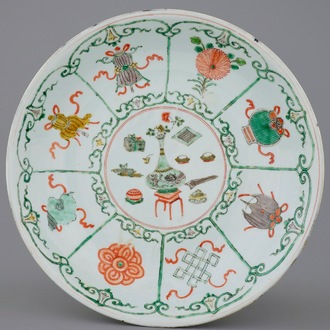 Een Chinese famille verte schotel met taoïstische symbolen, Kangxi