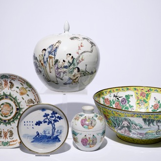 Een lot Chinees famille rose en blauw-wit porselein en een Canton emaille kom, 19/20e eeuw