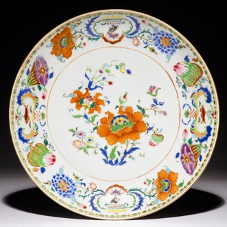 Een Chinese famille rose export “Pompadour” schotel, ca. 1745