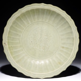 Een Chinese Longquan celadon schotel met onderglazuur decor uit een scheepswrak, Ming
