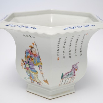 Een Chinese famille rose hexagonale bloempot met "Wu Shuang Pu" decor, 20e eeuw