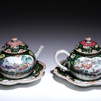 Een paar Chinese famille noire theepotten op onderschotels, Yongzheng