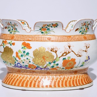 Een grote Chinese verte-imari glazenkoeler in 18e eeuwse stijl, modern