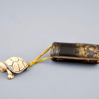 Een Japanse gelakte inro met schildpad netsuke in ivoor, Meiji, 19e eeuw
