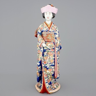 Een grote Japanse Kutani figuur van een bijin, Meiji, 19e eeuw