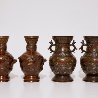 Twee paar Japanse bronzen en champlevé emaille vazen, Meiji, 19e eeuw