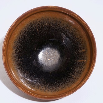 Een Chinese Jian theekom met "Hazenvacht" glazuur in zwart en bruin, Song