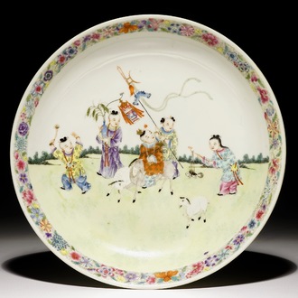 A Chinese famille rose dish with playing children, Republic, 20th C.