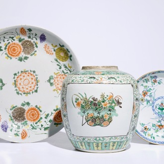 Een Chinese famille verte schotel en een doucai bord, Kangxi, met hierbij een gemberpot, 19e eeuw